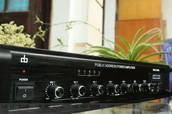 Amply truyền thanh thường không có các hiệu ứng âm sắc như dòng amply karaoke